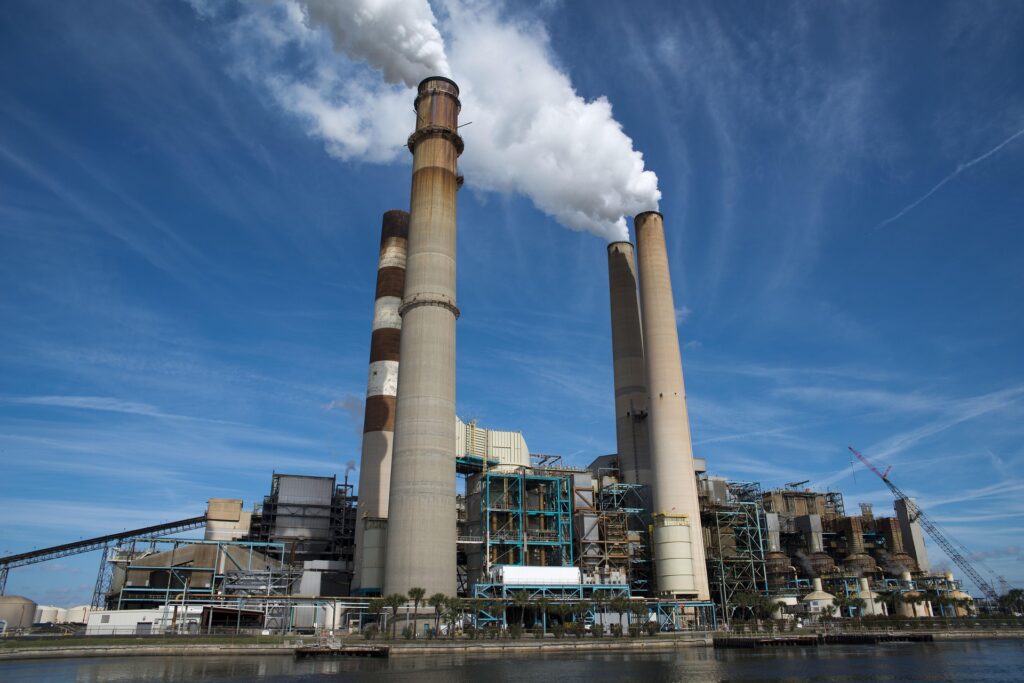 Industrias poluindo